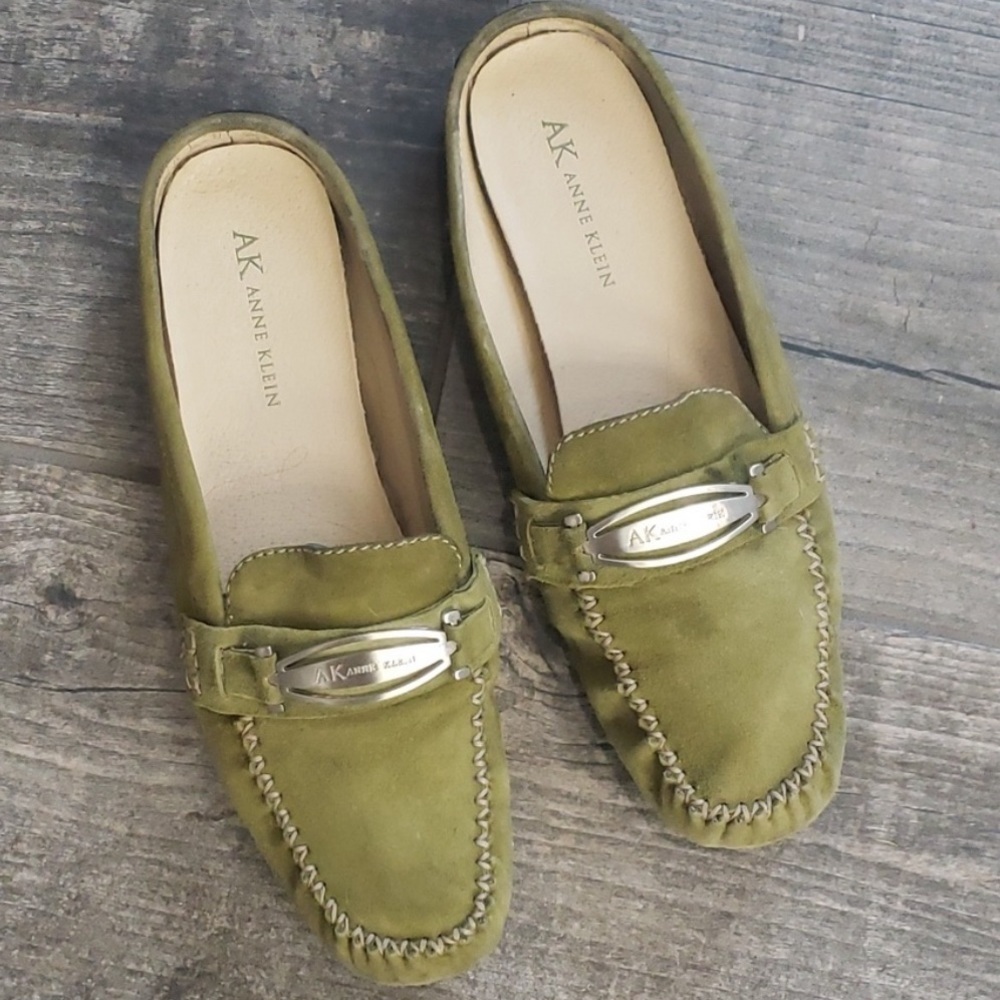 “ANNE KLEIN” GREEN SUEDE MULES/SLIDES SIZE 7M    EUC